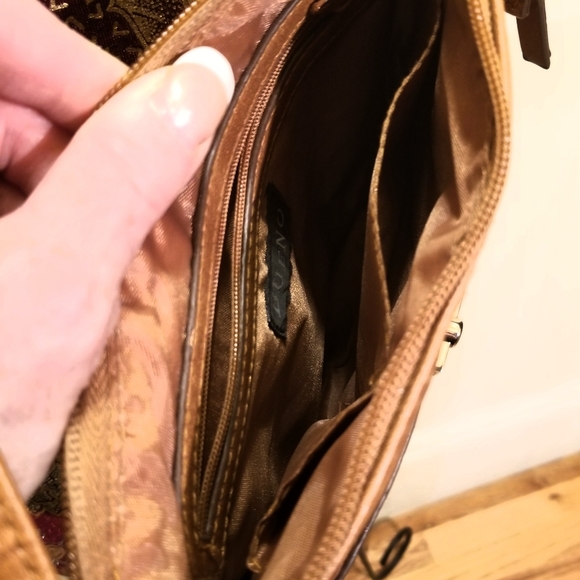 Bueno med-size crossbody - Picture 3 of 4